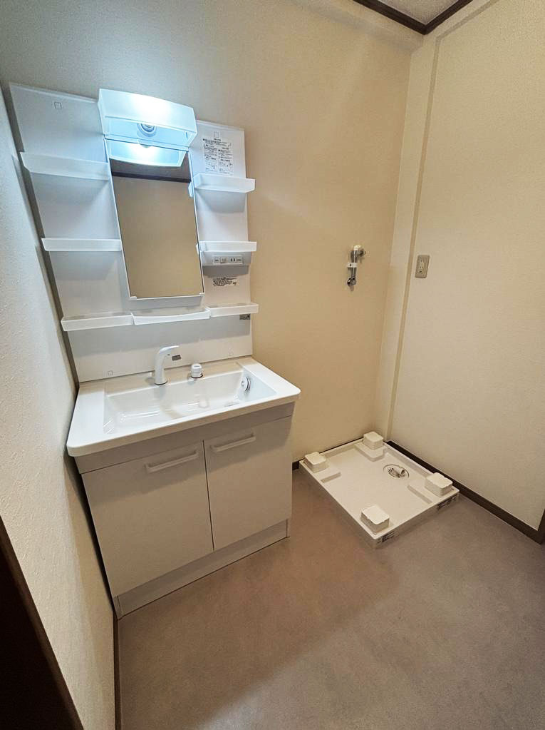 大阪市淀川区三津屋中2丁目中古一戸建て｜4LDK＋駐車1台可の独立洗面台|ゆとりある洗面室設計により、お子様の朝の身支度や着替えも快適です。