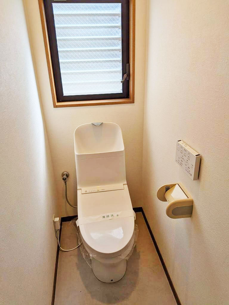 大阪市淀川区三津屋中2丁目中古一戸建て｜4LDK＋駐車1台可のトイレ|温水洗浄便座付きで、毎日快適にお使いいただけます。