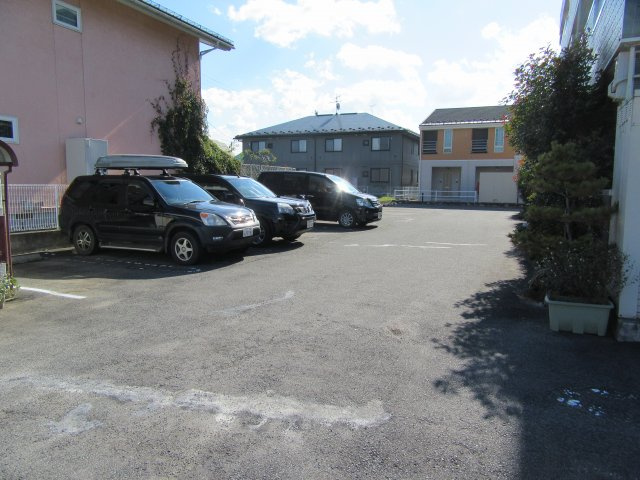 山形市南館西のアパートの駐車場