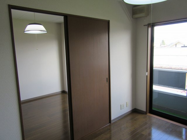 山形市南館西のアパートの洋室