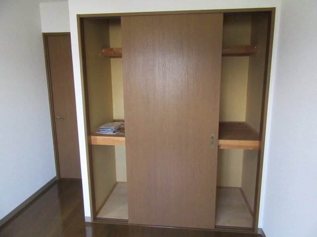 山形市南館西のアパートの収納