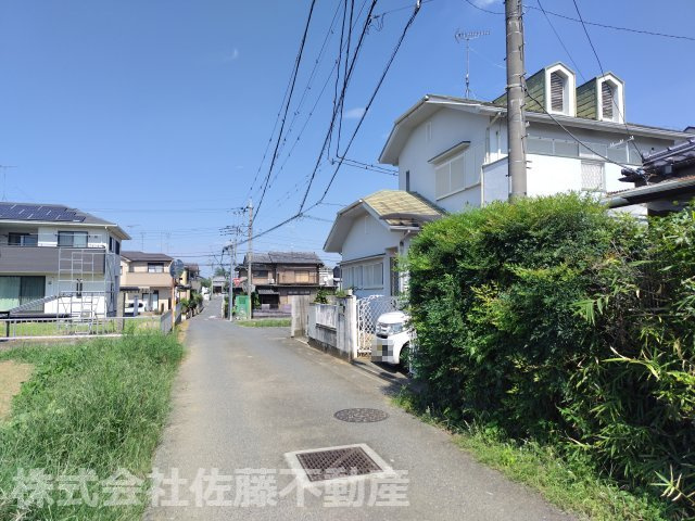 『北鴻巣駅』西口17分・約41坪。北東・北西接道の角地の前面道路含む現地写真|2026年8月24日撮影。北西側道路の写真です。対象地は右側です。