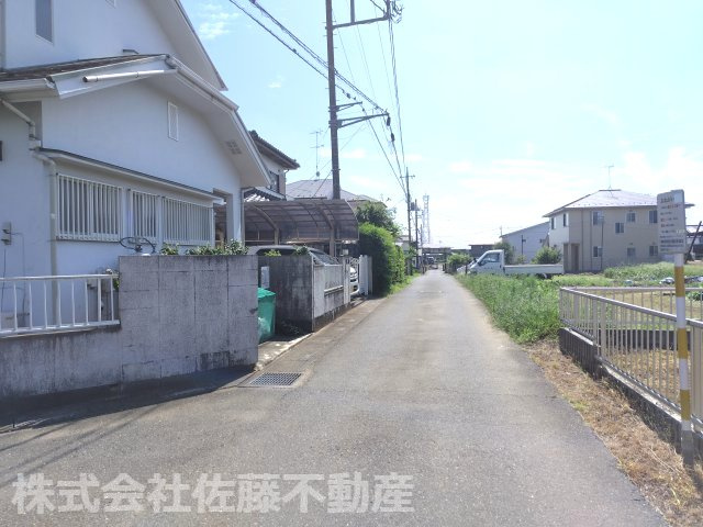 『北鴻巣駅』西口17分・約41坪。北東・北西接道の角地の前面道路含む現地写真|2026年8月24日撮影。北西側道路の写真です。対象地は左側です。