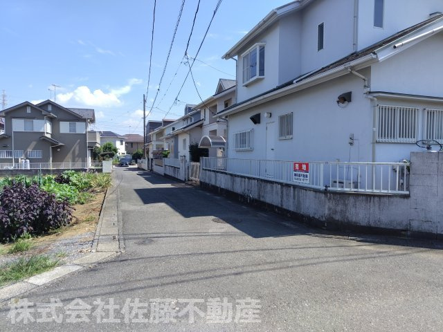『北鴻巣駅』西口17分・約41坪。北東・北西接道の角地の前面道路含む現地写真|2026年8月24日撮影。北東側道路の写真です。対象地は右側です。