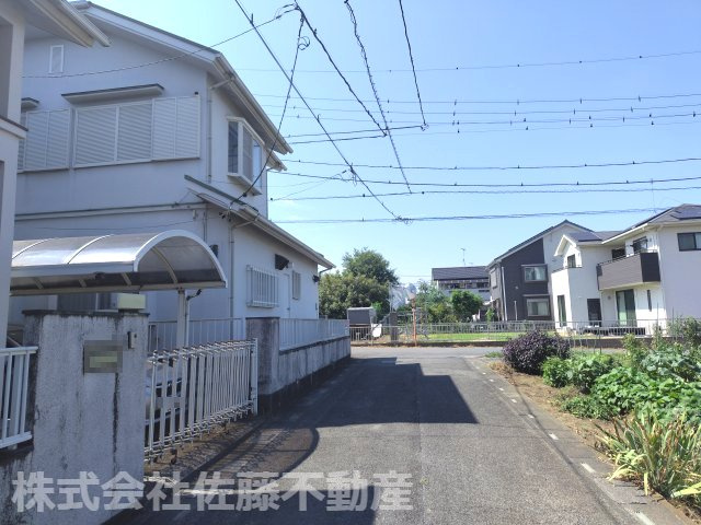 『北鴻巣駅』西口17分・約41坪。北東・北西接道の角地の前面道路含む現地写真|2026年8月24日撮影。北東側道路の写真です。対象地は左側です。