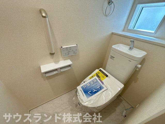 八王子市石川町　新築戸建　～全７棟～のトイレ|手すりが備え付けられた、ご年配の方や小さなお子様にも優しい設計のトイレです！温水洗浄便座を備えており、一年を通して快適にお使いいただけます。小窓から自然光が入り、いつでも爽やかな状態を保てます