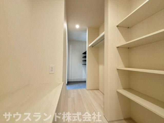 八王子市石川町　新築戸建　～全７棟～の収納|キッチン横には可動棚を備えた大容量のパントリーがあります！日用品のストックや保存食、生活感の出やすいキッチン家電などをまとめて片付けることができます。しまう物のサイズに合わせて無駄なく空間を使えます♪