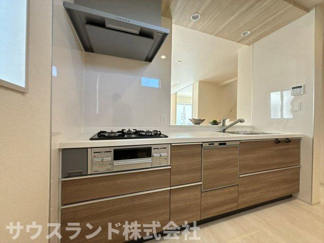 八王子市石川町　新築戸建　～全７棟～のキッチン|広々としたワークトップで、お子様と一緒にお菓子作りなども楽しめる使い勝手の良いシステムキッチンです！収納も豊富で大きなお鍋もすっきりと片付きます。お手入れが簡単な素材でお掃除もサッと拭くだけで簡単♪