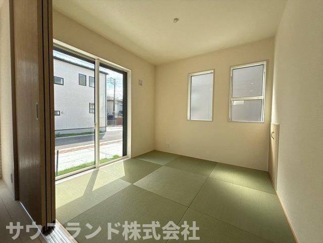 八王子市石川町　新築戸建　～全７棟～の和室|リビングと隣接した明るい和室は、お子様の遊び場としても大活躍します！扉を開け放てばリビングと一体化し、さらに広々とした空間に。い草の香りに癒やされながら、ご家族でゆったりとお昼寝を楽しむのにも最適