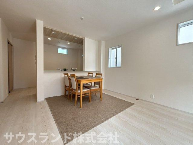 八王子市石川町　新築戸建　～全７棟～のその他|キッチンからリビング全体を見渡せる開放的な間取りです！お料理やお片付けをしながらでも、リビングでくつろぐご家族と自然に会話が弾みます。木目調の建具が温かみを演出する、毎日の食事が美味しくなるお部屋