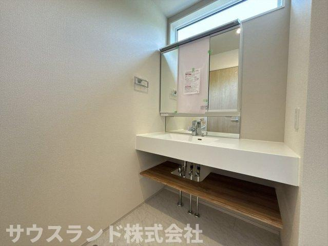 八王子市石川町　新築戸建　～全７棟～のその他|大きな三面鏡を備えた使いやすい独立洗面化粧台です！鏡の裏側はたっぷりの収納スペースになっており、洗面用具や化粧品もすっきり片付きます。洗面ボウルも広く、忙しい朝の身支度もご家族でスムーズに行えます