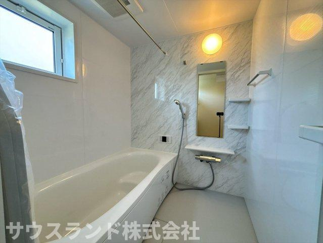 八王子市石川町　新築戸建　～全７棟～の浴室|清潔感のある爽やかなパネルが印象的な浴室です！足を伸ばしてゆったり浸かれる広い浴槽で、一日の疲れをしっかり癒やせます。小窓が付いているため換気がしやすく、カビの発生を抑えていつでも清潔に保てます