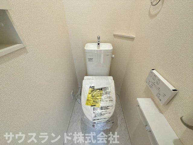 八王子市石川町　新築戸建　～全７棟～のトイレ|清潔感あふれるシンプルなデザインの2階トイレです！各階にトイレがあるため、忙しい朝の身支度時や夜間に階段を昇り降りする負担が軽減されます。ご家族みんながストレスなく快適に毎日を過ごせる設備です