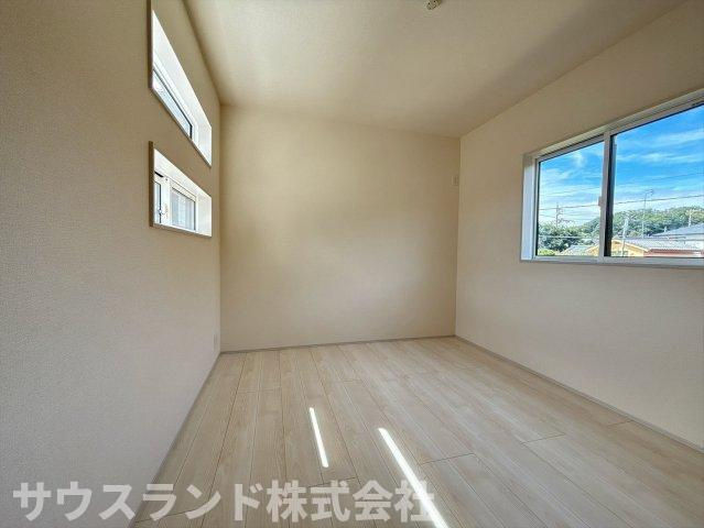 八王子市石川町　新築戸建　～全７棟～の洋室|二面採光で明るく風通しの良い洋室です！子供部屋としてはもちろん、テレワーク用の書斎や趣味のお部屋など多目的にご活用いただけます。シンプルな内装で、どんなインテリアもスッキリと馴染むお洒落な空間です