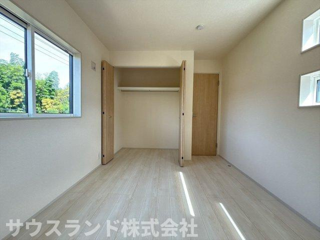 八王子市石川町　新築戸建　～全７棟～の洋室|オープンタイプのクローゼットを備えた洋室です！衣類をサッと掛けられ、湿気がこもりにくいのが嬉しいポイント。お気に入りの洋服をショップのように見せて収納でき、毎日のコーディネート選びが楽しくなります