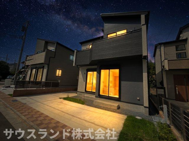 八王子市石川町　新築戸建　～全７棟～の外観|※掲載の夜景写真はCG加工を施したイメージであり、実際の照明状況や星空とは異なります。