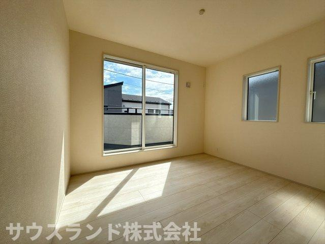 八王子市石川町　新築戸建　～全７棟～の洋室|高い位置に窓を設けることで、外からの視線を気にせず自然光を取り込めるお部屋です！壁面が広いため、ベッドや本棚などの家具を自由にレイアウトしやすく、自分好みの快適な空間作りを存分に楽しめます