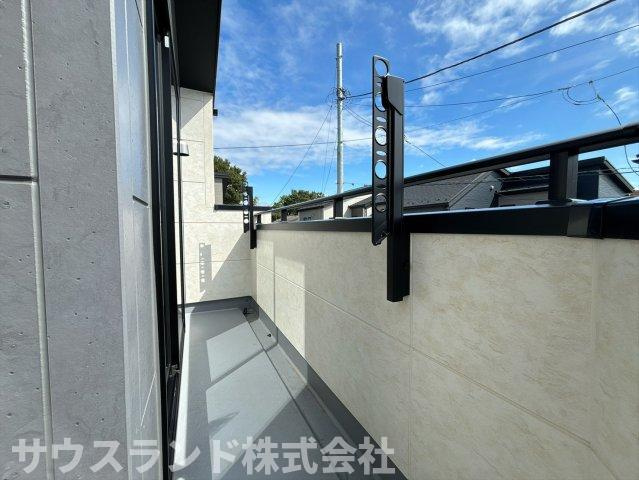八王子市石川町　新築戸建　～全７棟～のバルコニー|陽当たりの良い広々としたバルコニーです！お洗濯物や大きなお布団もたっぷりと干すことができ、お日様の匂いがするふかふかの仕上がりに。気分転換に外の空気を吸ってリフレッシュするのにも最適なスペースです