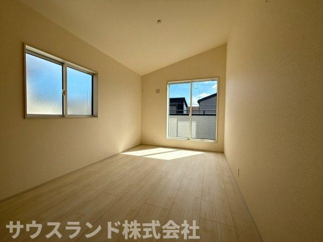 八王子市石川町　新築戸建　～全７棟～の洋室|落ち着いた色合いのフローリングが心地よいプライベート空間です！主寝室にぴったりな広さで、大きめのベッドを置いてもゆとりがあります。静かな環境で、毎日の快適な睡眠をしっかりとサポートしてくれます