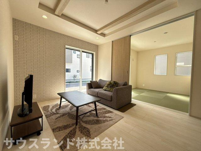 八王子市石川町　新築戸建　～全７棟～のその他|折り上げ天井が空間に広がりと高級感をもたらすリビングダイニングです！風通しも良く、爽やかな空気がお部屋全体を包み込みます。大きめのソファを置いてもゆとりがあり、毎日の生活がより一層楽しくなります