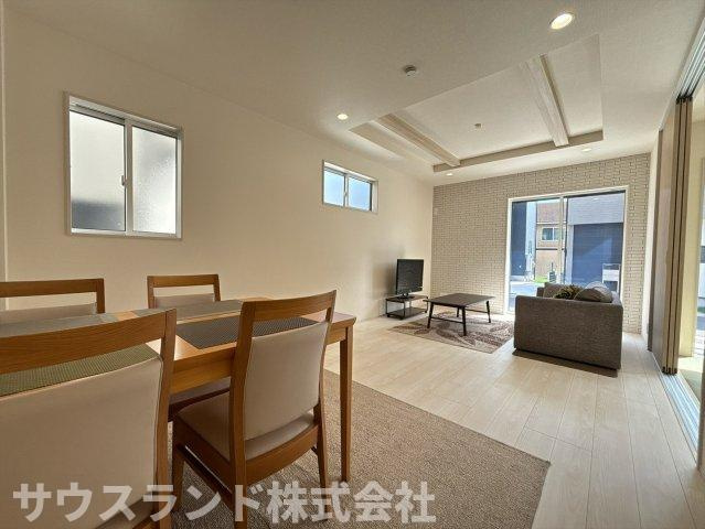 八王子市石川町　新築戸建　～全７棟～の居間・リビング|大きな窓からたっぷりと自然光が差し込む明るいリビングです！日中は照明がいらないほどの明るさで、毎日を元気いっぱいに過ごせます。ご家族の笑顔が自然と集まる、心地よい憩いの空間が広がっています☆