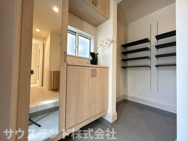 八王子市石川町　新築戸建　～全７棟～の玄関|木の温もりを感じる、明るく広々とした玄関スペースです！シューズボックスを備えており、ご家族全員の靴もすっきりと収納可能。いつでも綺麗な玄関を保てるため、急な来客時でも焦らず気持ちよくお出迎えできます