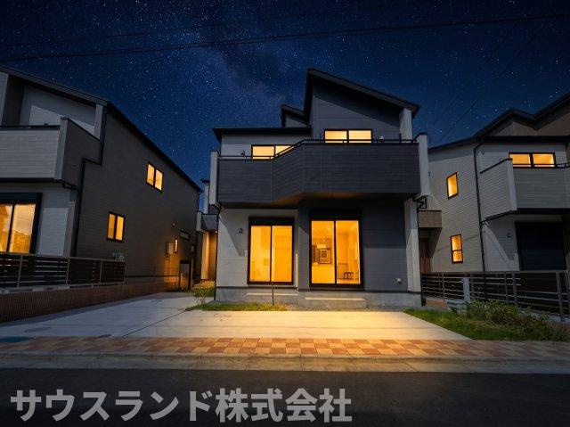 八王子市石川町　新築戸建　～全７棟～の外観|温かみのある照明が建物を優しく包み込む夜の外観です！日中とは違った洗練された雰囲気が漂い、毎日の帰宅が楽しみになります。カースペースも明るく照らされるため、夜間の駐車も落ち着いて行えます☆