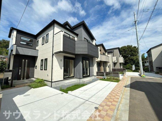 八王子市石川町　新築戸建　～全７棟～の外観パース|青空に映えるスタイリッシュな外観デザインの完成予想図です！複数棟が立ち並ぶ整然とした美しい街並みが形成されます。駐車スペースも確保されており、毎日のお出かけや買い物の荷物の出し入れもスムーズです♪