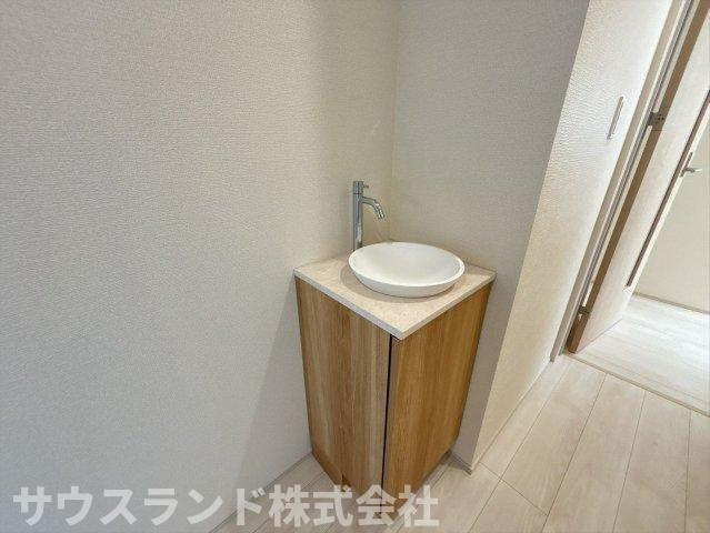 八王子市石川町　新築戸建　～全７棟～のその他|玄関ホールには独立したコンパクトな手洗い器が設置されています！帰宅後すぐに手洗いうがいができ、ウイルス対策にも役立ちます。来客時も洗面室などのプライベート空間を見せることなくご案内できるので便利です