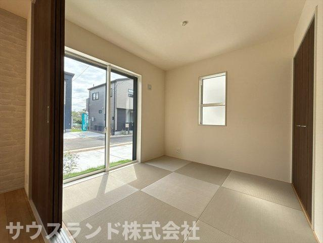 八王子市石川町　新築戸建　～全７棟～の和室|リビングと隣接した明るい和室は、お子様の遊び場としても大活躍します！扉を開け放てばリビングと一体化し、さらに広々とした空間に。い草の香りに癒やされながら、ご家族でゆったりとお昼寝を楽しむのにも最適