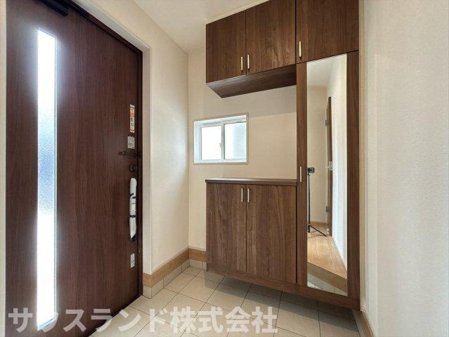 八王子市石川町　新築戸建　～全７棟～の玄関|木の温もりを感じる、明るく広々とした玄関スペースです！大容量のシューズボックスを備えており、ご家族全員の靴もすっきりと収納可能。いつでも綺麗な玄関を保てるため、気持ちよくお客様をお出迎えできます