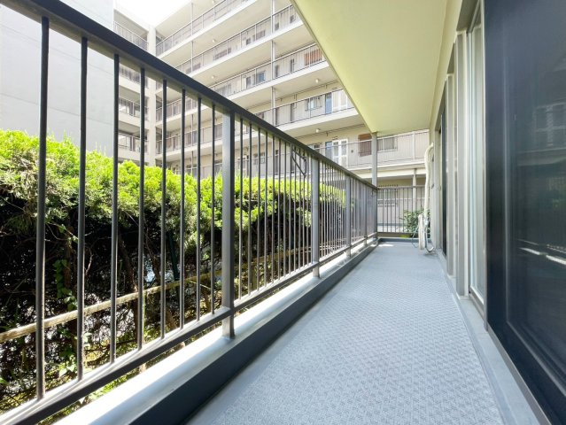 北摂マンションのバルコニー|暖かな日差しのふりそそぐバルコニー