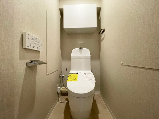 北摂マンションのトイレ|落ち着いた色調のトイレです
