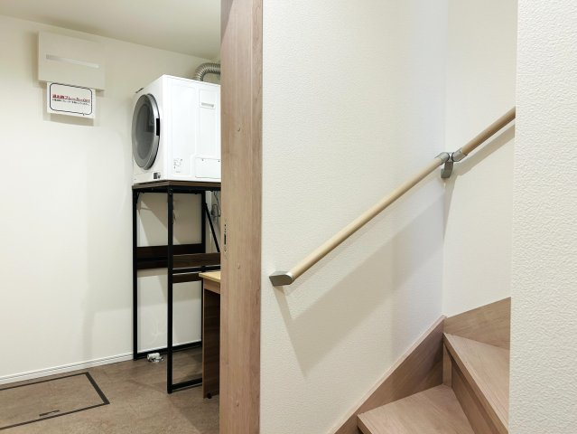 建物面積120㎡超なだけあってどこを見ても広々～♪街中の暮らしに疲れた時には、スカイバルコニーで広い空を眺めてみるのも良き☆生活利便性と落ち着きある暮らしを兼ね備えた【神奈川区松本町4丁目新築戸建】の内装|内装もきれいです