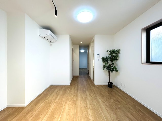 建物面積120㎡超なだけあってどこを見ても広々～♪街中の暮らしに疲れた時には、スカイバルコニーで広い空を眺めてみるのも良き☆生活利便性と落ち着きある暮らしを兼ね備えた【神奈川区松本町4丁目新築戸建】の居間・リビング|こちらの居間で趣味の時間をお楽しみください