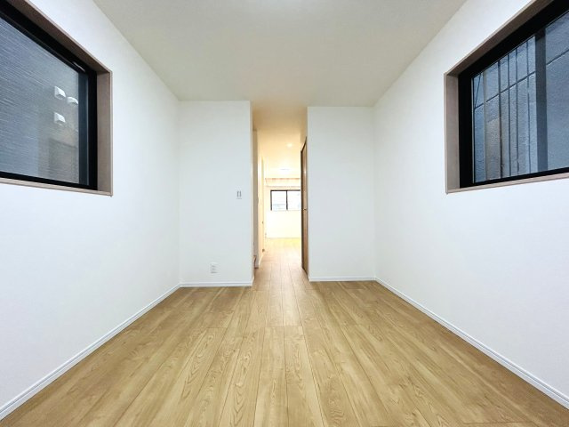 建物面積120㎡超なだけあってどこを見ても広々～♪街中の暮らしに疲れた時には、スカイバルコニーで広い空を眺めてみるのも良き☆生活利便性と落ち着きある暮らしを兼ね備えた【神奈川区松本町4丁目新築戸建】の居間・リビング|こちらの居間で趣味の時間をお楽しみください