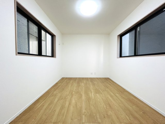 建物面積120㎡超なだけあってどこを見ても広々～♪街中の暮らしに疲れた時には、スカイバルコニーで広い空を眺めてみるのも良き☆生活利便性と落ち着きある暮らしを兼ね備えた【神奈川区松本町4丁目新築戸建】の居間・リビング|使いやすいリビングです