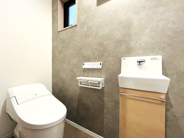 建物面積120㎡超なだけあってどこを見ても広々～♪街中の暮らしに疲れた時には、スカイバルコニーで広い空を眺めてみるのも良き☆生活利便性と落ち着きある暮らしを兼ね備えた【神奈川区松本町4丁目新築戸建】のトイレ|トイレもきれいです