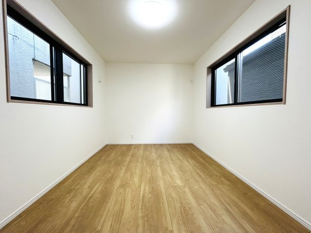 建物面積120㎡超なだけあってどこを見ても広々～♪街中の暮らしに疲れた時には、スカイバルコニーで広い空を眺めてみるのも良き☆生活利便性と落ち着きある暮らしを兼ね備えた【神奈川区松本町4丁目新築戸建】の洋室|スタンダードな洋室です