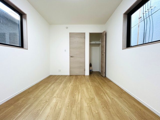 建物面積120㎡超なだけあってどこを見ても広々～♪街中の暮らしに疲れた時には、スカイバルコニーで広い空を眺めてみるのも良き☆生活利便性と落ち着きある暮らしを兼ね備えた【神奈川区松本町4丁目新築戸建】の洋室|個人の部屋や寝室として使える洋室です