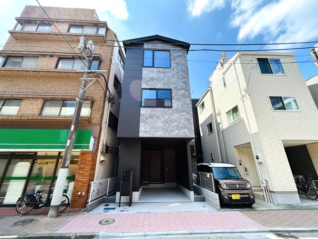 建物面積120㎡超なだけあってどこを見ても広々～♪街中の暮らしに疲れた時には、スカイバルコニーで広い空を眺めてみるのも良き☆生活利便性と落ち着きある暮らしを兼ね備えた【神奈川区松本町4丁目新築戸建】の外観|外観です