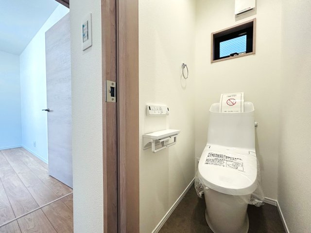 建物面積120㎡超なだけあってどこを見ても広々～♪街中の暮らしに疲れた時には、スカイバルコニーで広い空を眺めてみるのも良き☆生活利便性と落ち着きある暮らしを兼ね備えた【神奈川区松本町4丁目新築戸建】のトイレ|落ち着いた色調のトイレです