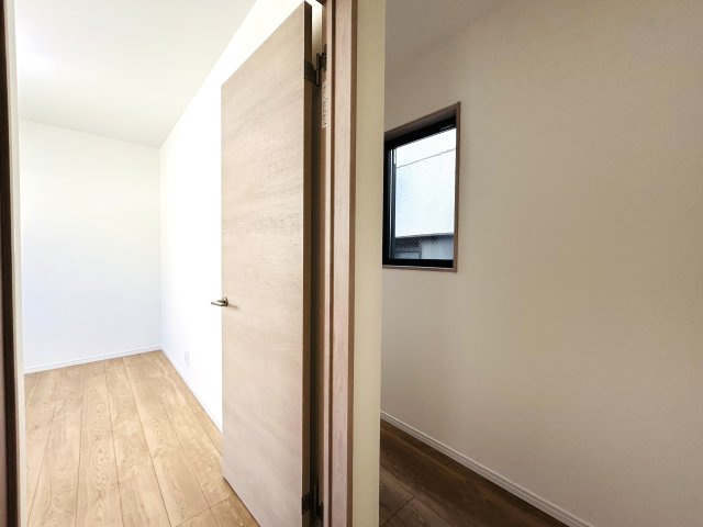 建物面積120㎡超なだけあってどこを見ても広々～♪街中の暮らしに疲れた時には、スカイバルコニーで広い空を眺めてみるのも良き☆生活利便性と落ち着きある暮らしを兼ね備えた【神奈川区松本町4丁目新築戸建】の内装|内装も気になるポイント