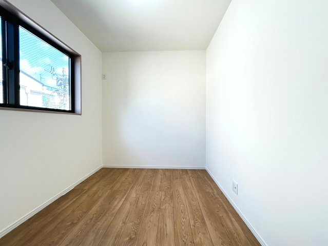 建物面積120㎡超なだけあってどこを見ても広々～♪街中の暮らしに疲れた時には、スカイバルコニーで広い空を眺めてみるのも良き☆生活利便性と落ち着きある暮らしを兼ね備えた【神奈川区松本町4丁目新築戸建】の洋室|個人の部屋や寝室として使える洋室です