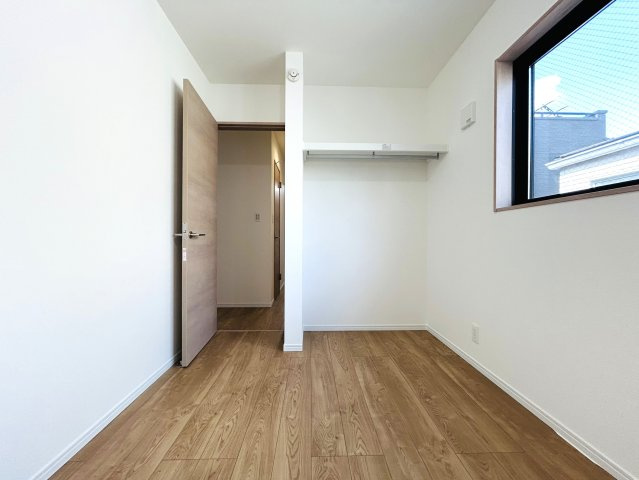 建物面積120㎡超なだけあってどこを見ても広々～♪街中の暮らしに疲れた時には、スカイバルコニーで広い空を眺めてみるのも良き☆生活利便性と落ち着きある暮らしを兼ね備えた【神奈川区松本町4丁目新築戸建】の洋室|落ち着いた色調の洋室です