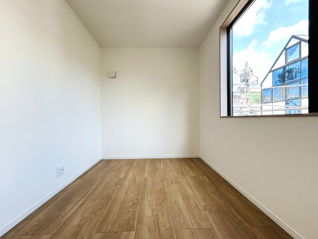 建物面積120㎡超なだけあってどこを見ても広々～♪街中の暮らしに疲れた時には、スカイバルコニーで広い空を眺めてみるのも良き☆生活利便性と落ち着きある暮らしを兼ね備えた【神奈川区松本町4丁目新築戸建】の洋室|きれいな洋室です