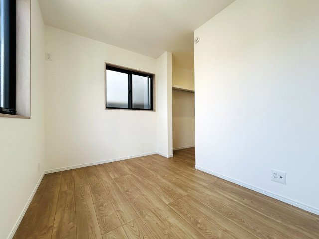 建物面積120㎡超なだけあってどこを見ても広々～♪街中の暮らしに疲れた時には、スカイバルコニーで広い空を眺めてみるのも良き☆生活利便性と落ち着きある暮らしを兼ね備えた【神奈川区松本町4丁目新築戸建】の洋室|きれいな洋室です