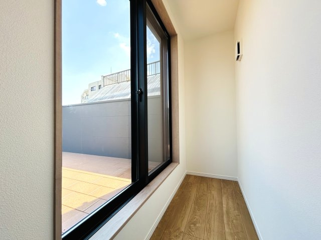 建物面積120㎡超なだけあってどこを見ても広々～♪街中の暮らしに疲れた時には、スカイバルコニーで広い空を眺めてみるのも良き☆生活利便性と落ち着きある暮らしを兼ね備えた【神奈川区松本町4丁目新築戸建】の内装|内装も気になるポイント