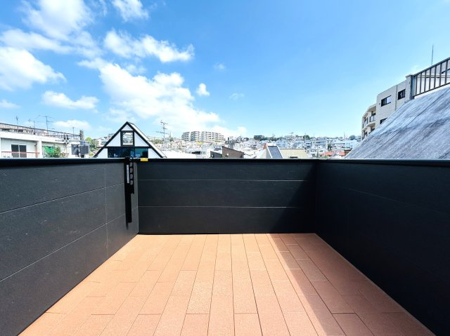 建物面積120㎡超なだけあってどこを見ても広々～♪街中の暮らしに疲れた時には、スカイバルコニーで広い空を眺めてみるのも良き☆生活利便性と落ち着きある暮らしを兼ね備えた【神奈川区松本町4丁目新築戸建】のバルコニー|落ち着いた時間を過ごせるバルコニーです