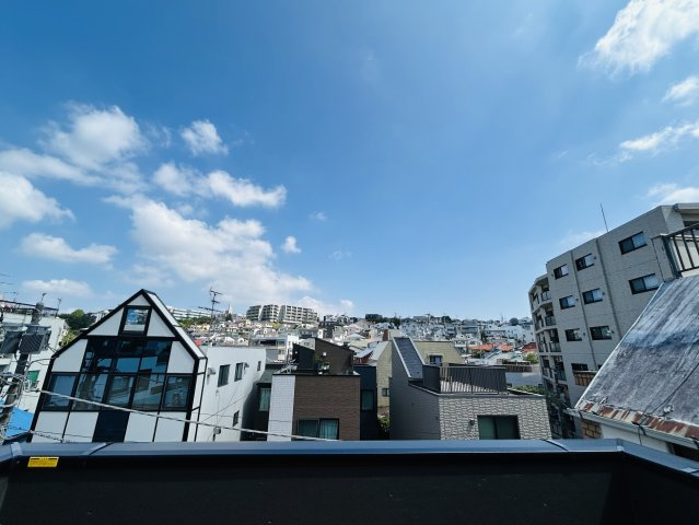 建物面積120㎡超なだけあってどこを見ても広々～♪街中の暮らしに疲れた時には、スカイバルコニーで広い空を眺めてみるのも良き☆生活利便性と落ち着きある暮らしを兼ね備えた【神奈川区松本町4丁目新築戸建】の展望